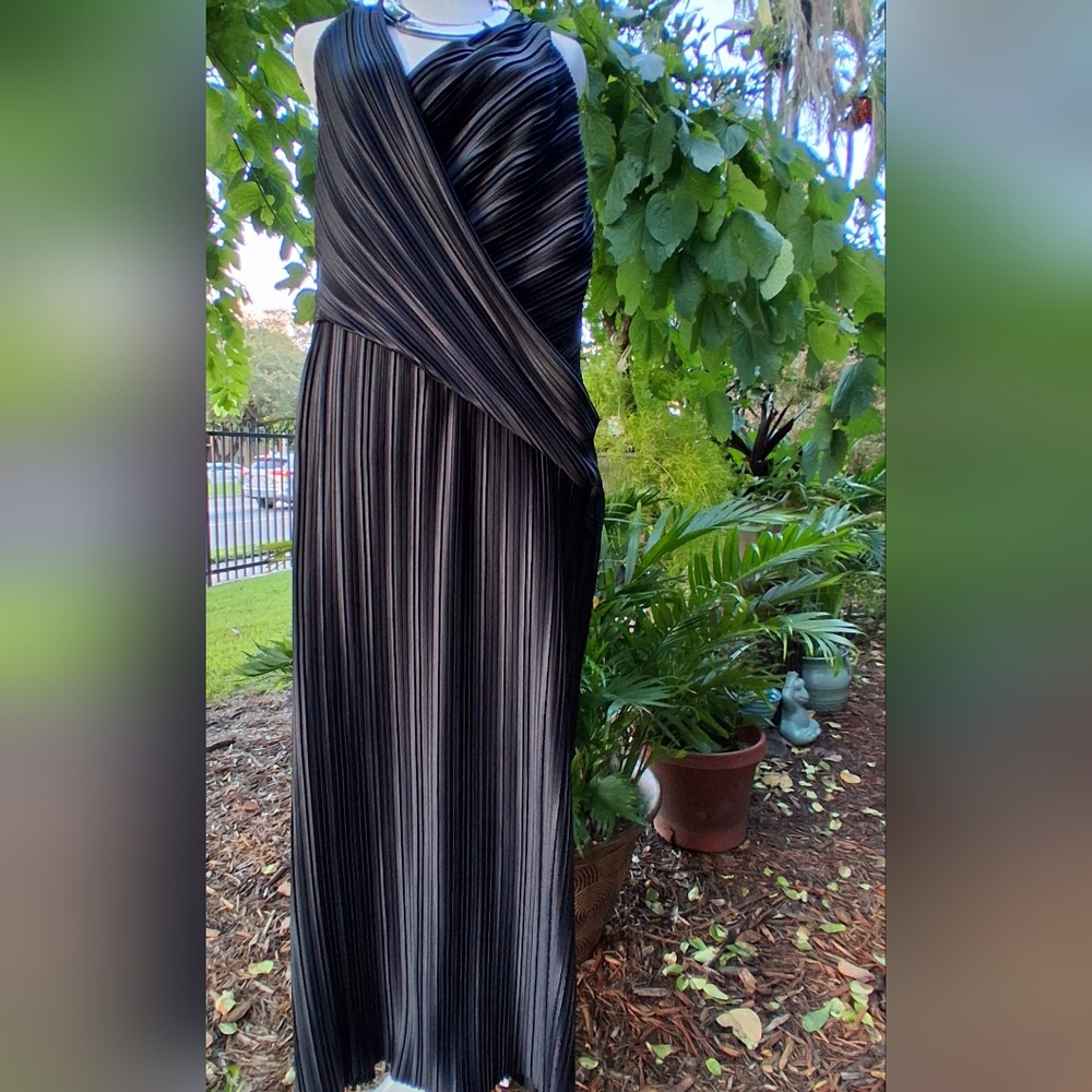 🔥ASOS DRAPED Black PLISSE HALTER Maxi Dress Size 10 EUC - Picture 5 of 12